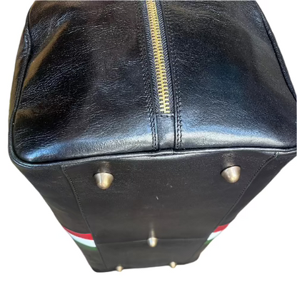 Borsone in pelle nero con tricolore da bagaglio a mano sotto