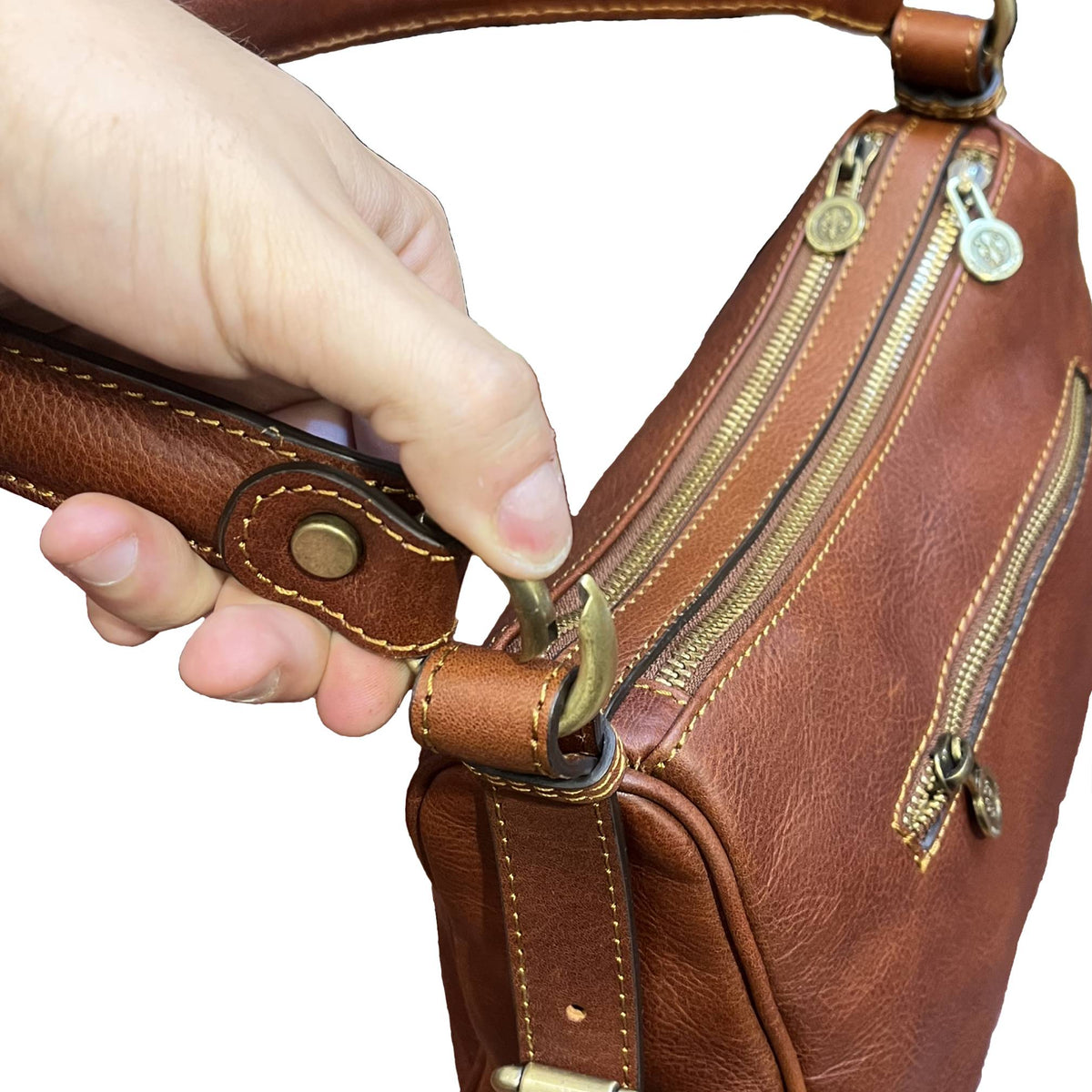 attacco moschettone cassiopea borsa a tracolla in pelle marrone mogano da donna borsa fatta a mano in cuoio made in italy cuoieria italiana®