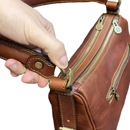 attacco moschettone cassiopea borsa a tracolla in pelle marrone mogano da donna borsa fatta a mano in cuoio made in italy cuoieria italiana®