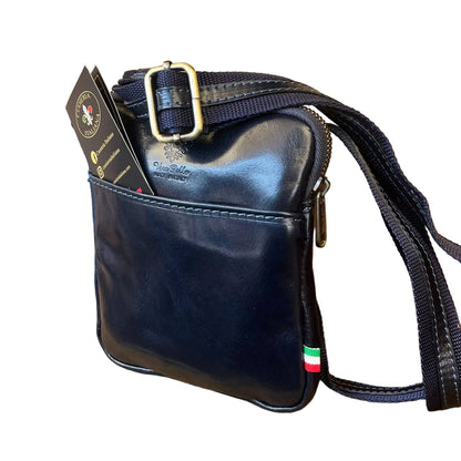 borsello mountain piccolo in pelle blue navy accessorio da uomo In cuoio artigianale made in italy cuoieria italiana