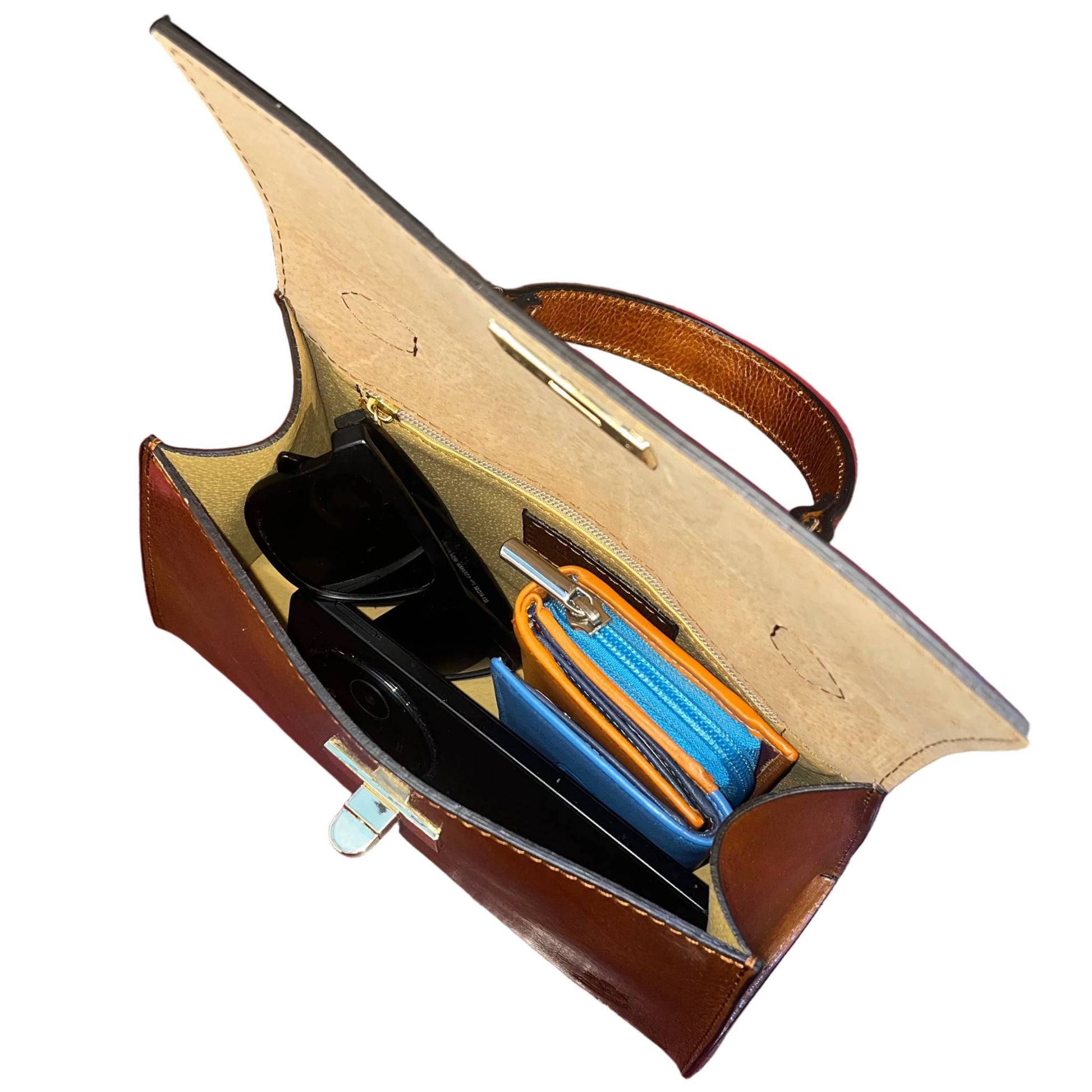 capienza con portafoglio telefono occhiali e oggetti cometa borsa a tracolla in pelle marrone classico da donna borsa fatta a mano in cuoio made in italy cuoieria italiana
