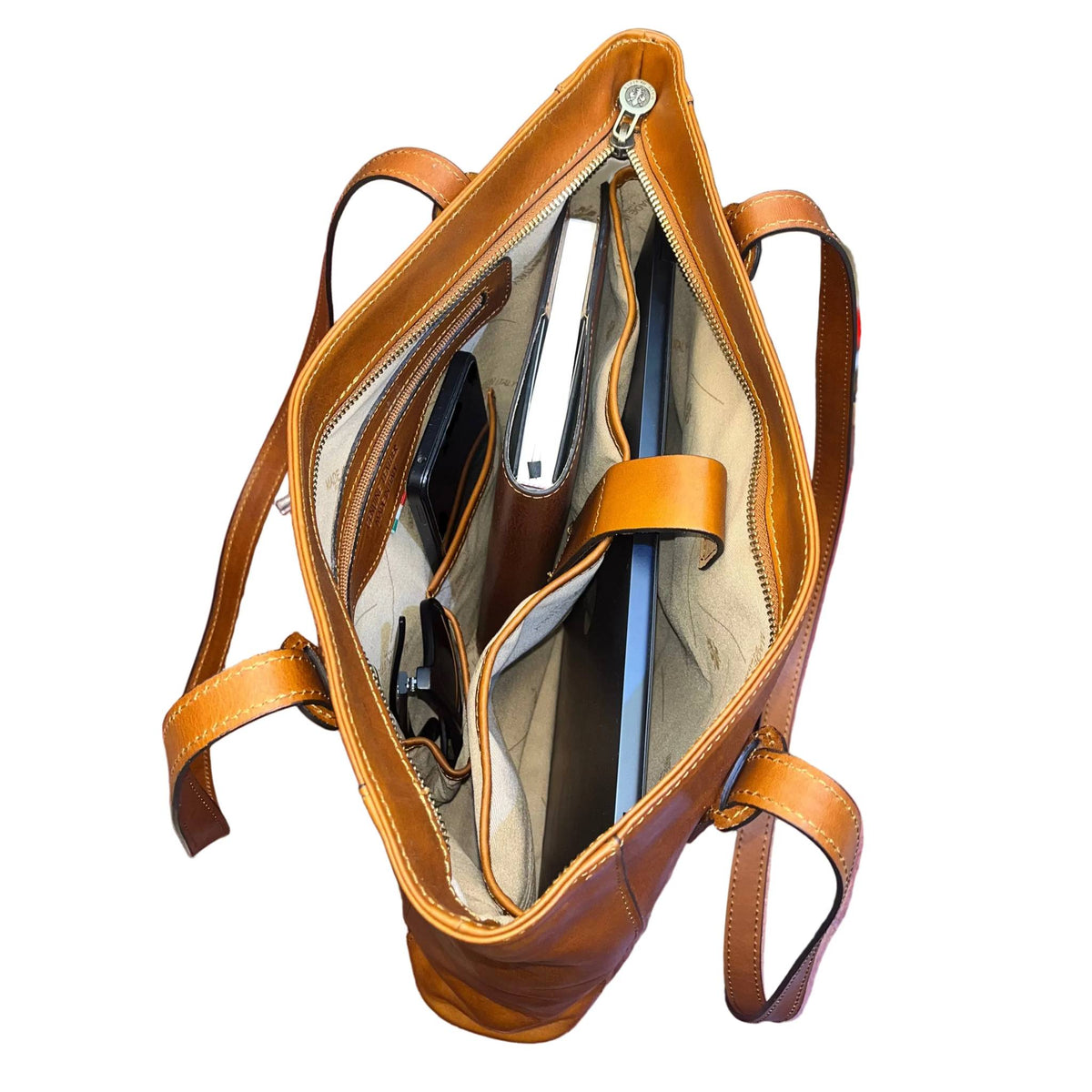 capienza interna con oggetti computer agenda telefono cellulare occhiali artemis shopper in pelle tinta cuoio naturale da donna fatta a mano porta computer borsa in cuoio made in italy cuoieria italiana