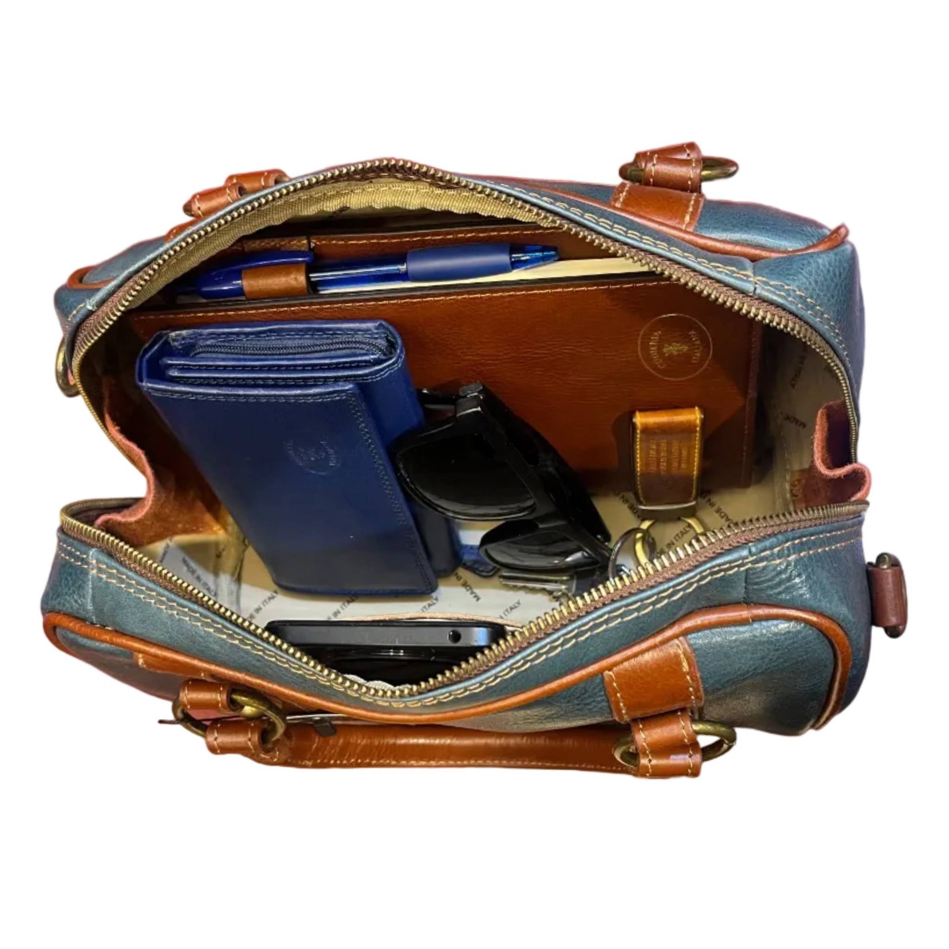 capienza interna con oggetti portafoglio telefono agenda occhiali chiavi nettuno borsa a bauletto in pelle avio e marrone da donna borsa fatta a mano in cuoio made in italy cuoieria italiana