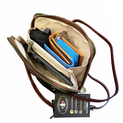 capienza interna con oggetti telefono cellulare portafoglio occhiali ambrosia borsa a tracolla in pelle verde e marrone da donna fatta a mano in cuoio made in italy cuoieria italiana