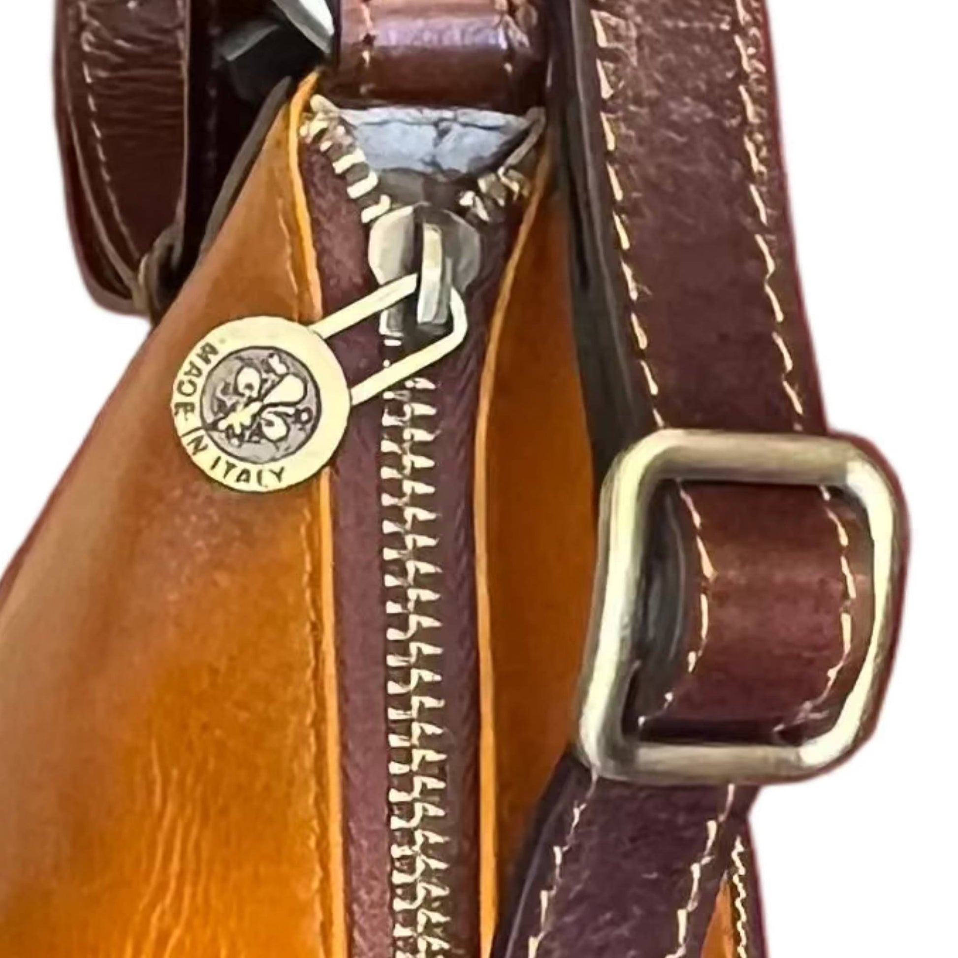 cerniera tracolla e dettagli secchiello grande in pelle giallo e marrone borsa a spalla made in italy cuoieria taliana