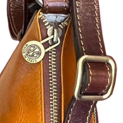 cerniera tracolla e dettagli secchiello grande in pelle giallo e marrone borsa a spalla made in italy cuoieria taliana