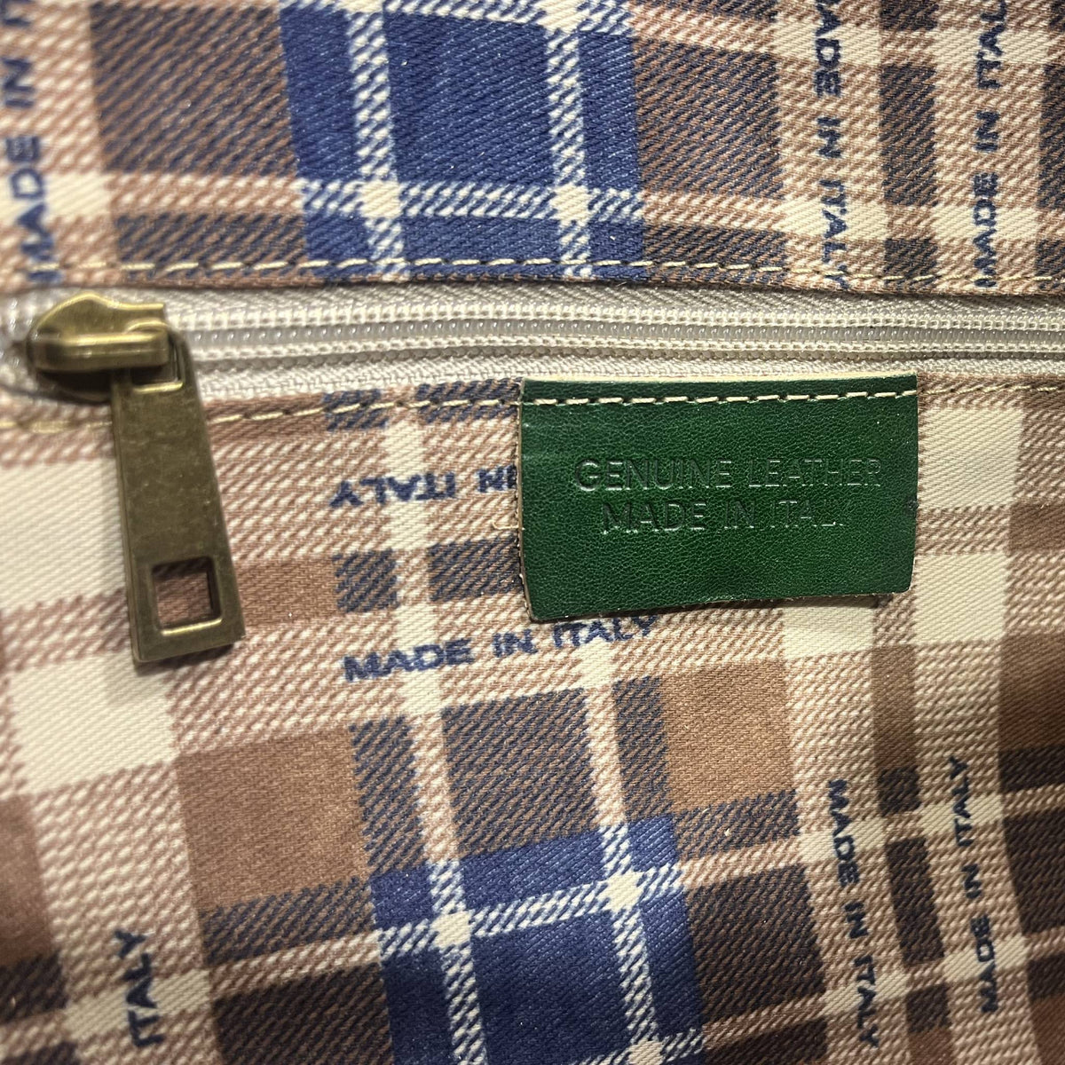 cerniera zip interna nebula borsa in pelle verde a tracolla da donna borsa fatta a mano in cuoio made in italy cuoieria italiana®