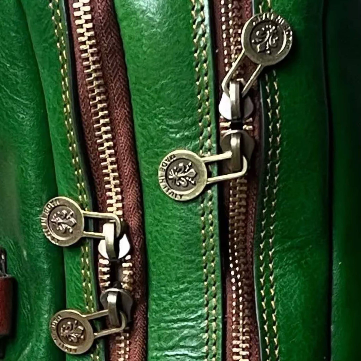 cerniere in metallo e dettagli fenix cartella in pelle verde e marrone borsa porta computer a doppio scomparto made in Italy cuoieria italiana