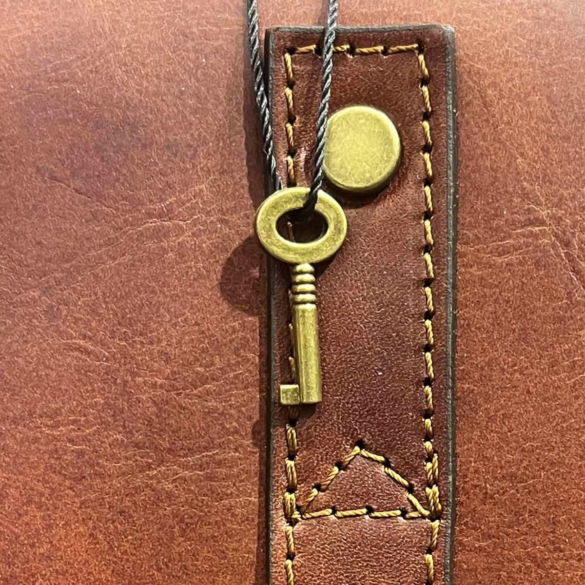 chiave serratura hydra cartella 2 in 1 in cuoio marrone mogano borsa zaino da lavoro a tracolla fatta a mano in pelle made in italy cuoieria italiana®
