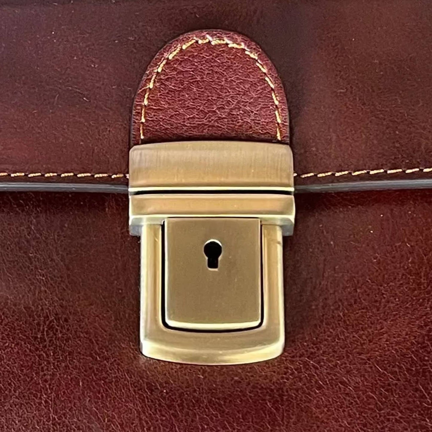 chiusura lucchetto dirigente cartella da lavoro in pelle con chiusura borsa in cuoio professionale made in italy cuoieria italiana