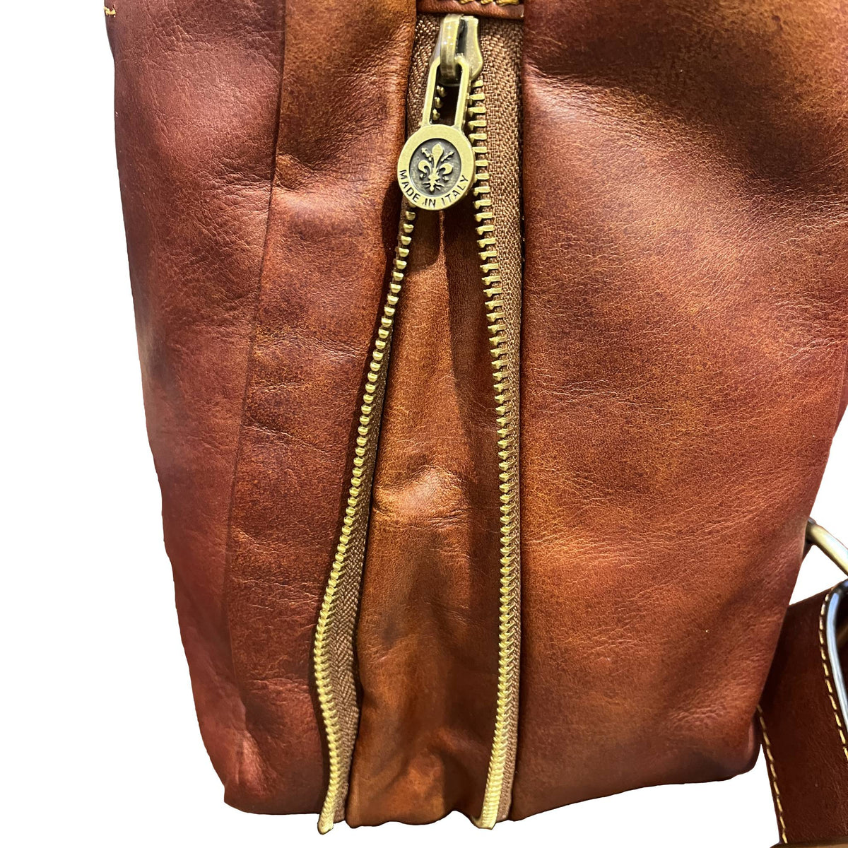 dettagli apertura espansione sagittarius zaino grande espandibile in pelle marrone mogano borsa in cuoio fatta a mano made in italy cuoieria italiana®
