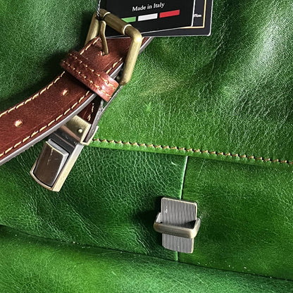 dettagli apertura travel zaino grande da avventuriero in cuoio verde e marrone borsa da viaggio in pelle made in italy cuoieria italiana