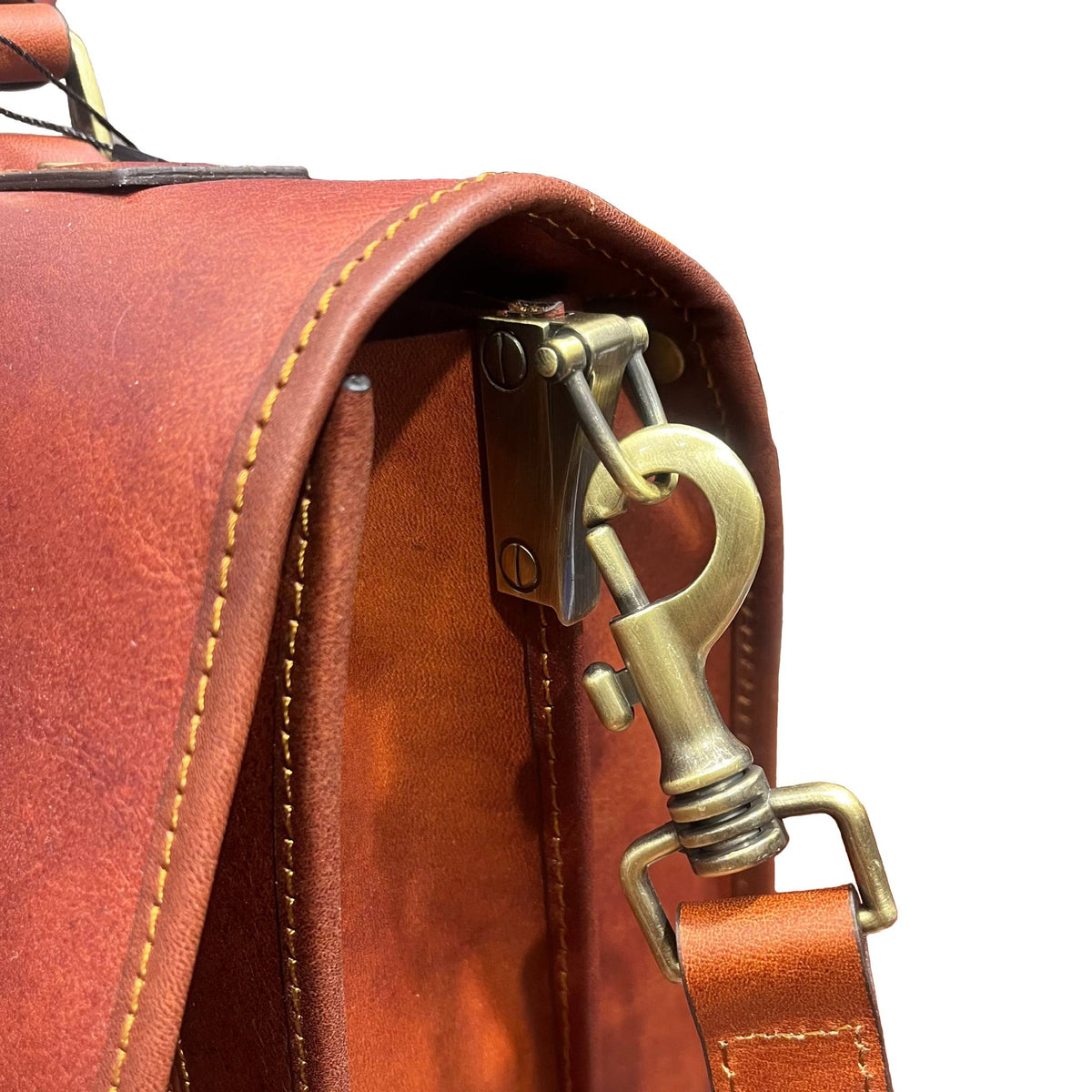 dettagli attacco tracolla in cuoio moschettone in ferro metallo e rinforzo hydra cartella 2 in 1 in cuoio marrone mogano borsa zaino da lavoro a tracolla fatta a mano in pelle made in italy cuoieria italiana®