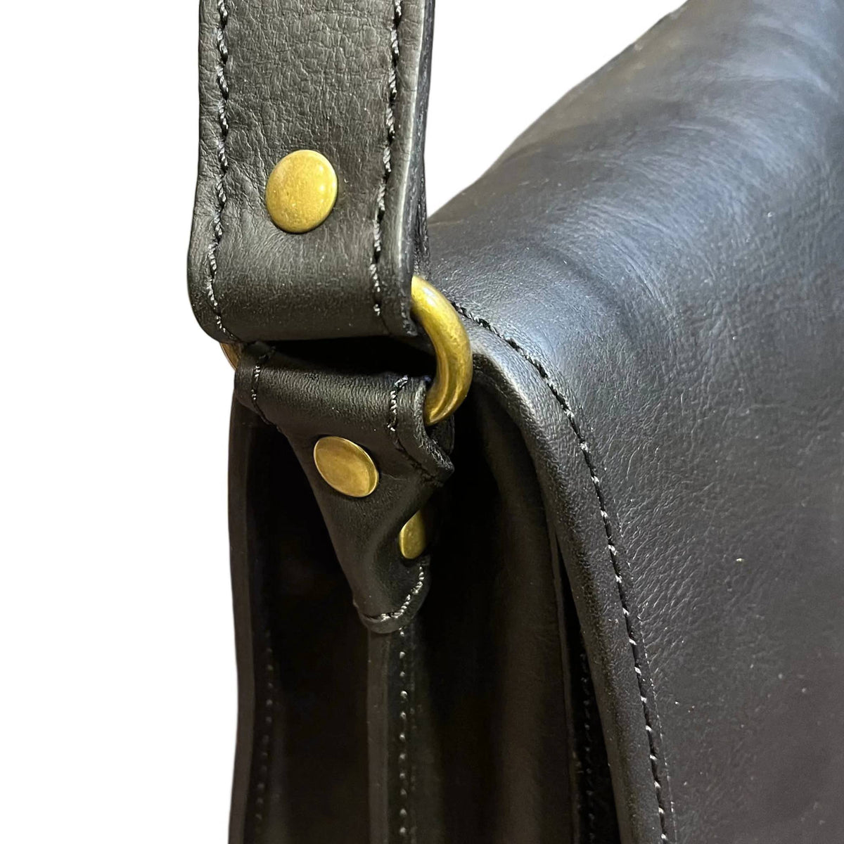 dettagli borchie rivetti in ferro metallo e tracolla in pelle cuoio destiny media postino cartella in pelle nera borsa fatta a mano in cuoio made in italy cuoieria italiana®