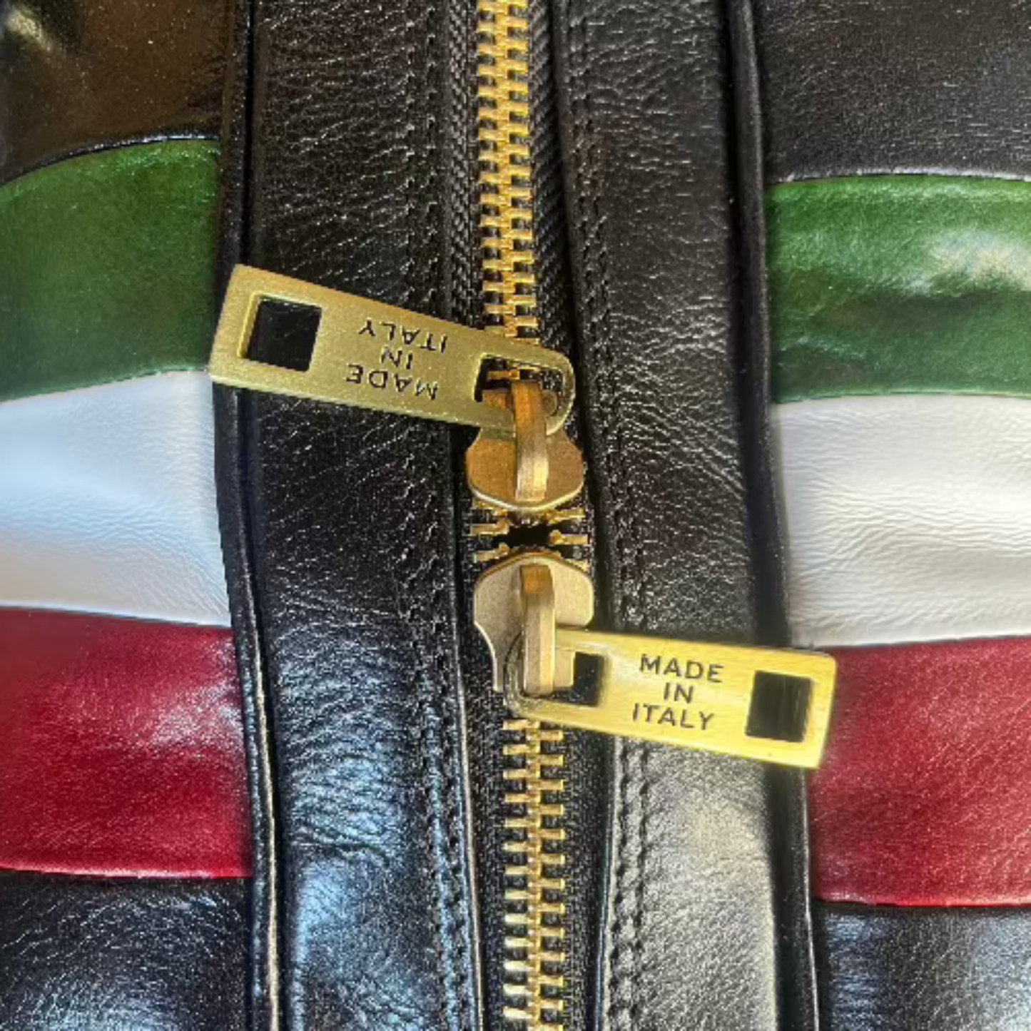 dettagli cerniera zip borsone da viaggio in pelle nera con tricolore bagaglio a mano artigianale made in italy cuoieria italiana