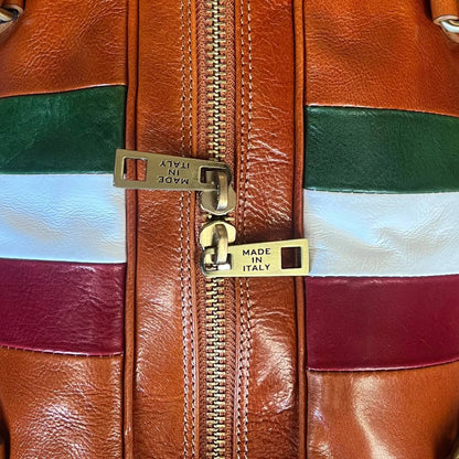 dettagli cerniera in metallo zip in ferro borsone in pelle tinta cuoio naturale con tricolore bagaglio a mano in cuoio fatto a mano made in italy cuoieria italiana ®