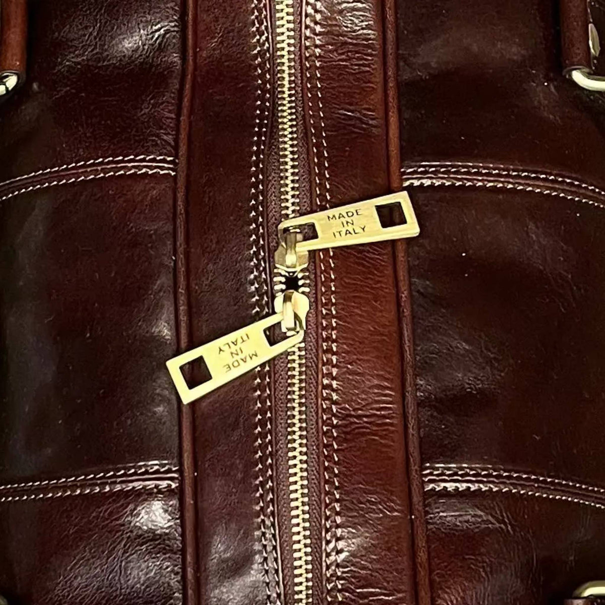 dettagli cerniera zip in metallo ferro borsone in pelle marrone testa di moro bagaglio a mano in cuoio fatto a mano made in italy cuoieria italiana ®