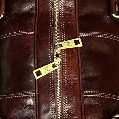 dettagli cerniera zip in metallo ferro borsone in pelle marrone testa di moro bagaglio a mano in cuoio fatto a mano made in italy cuoieria italiana ®