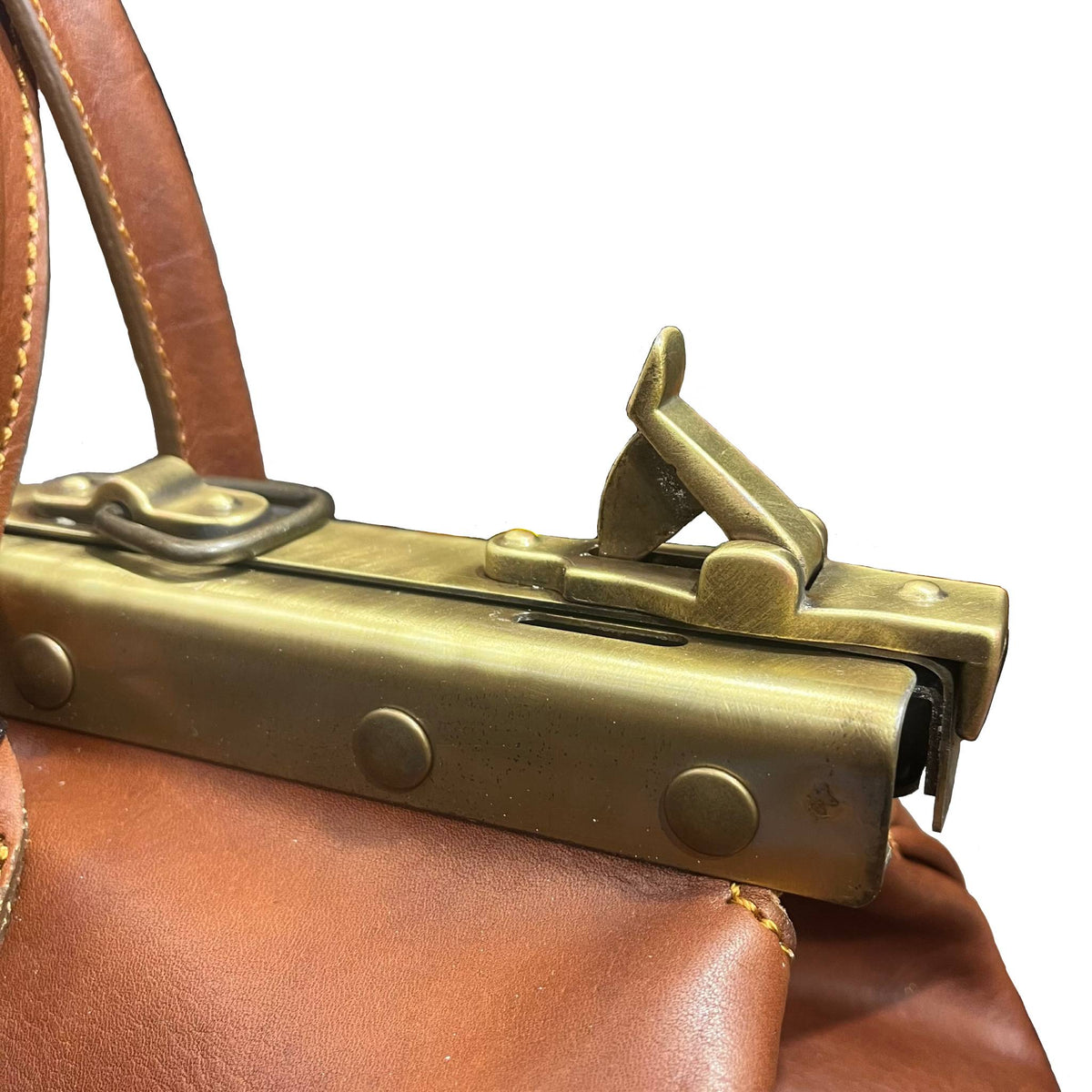 dettagli chiusura struttura in ferro metallo atlante bagaglio classico in cuoio borsa da lavoro e viaggio con rinforzo in metallo fatta a mano in pelle marrone made in italy cuoieria italiana®