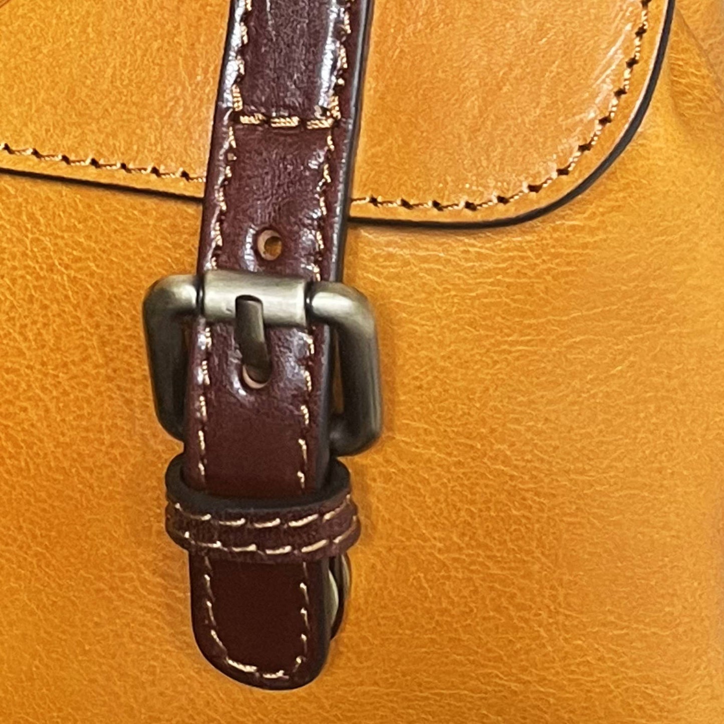 dettagli fibbia smart zaino compatto in pelle giallo e marrone borsa a tracolla in cuoio made in italy cuoieria italiana