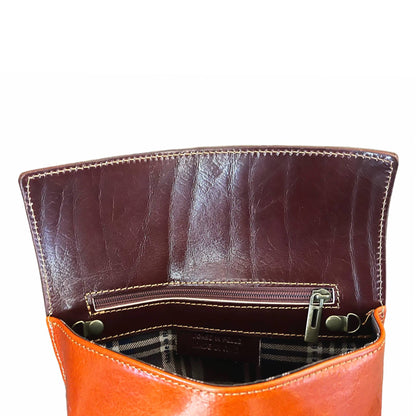 dettagli fiocco pochette borsetta a tracolla in pelle arancione e marrone made in italy cuoieria italiana