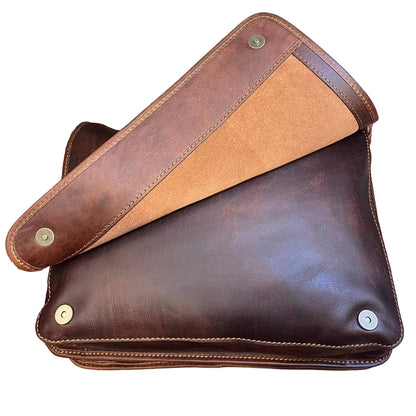 dettagli pattina in cuoio bottoni magnetici destiny grande postino cartella in pelle marrone borsa fatta a mano in cuoio made in italy cuoieria italiana®
