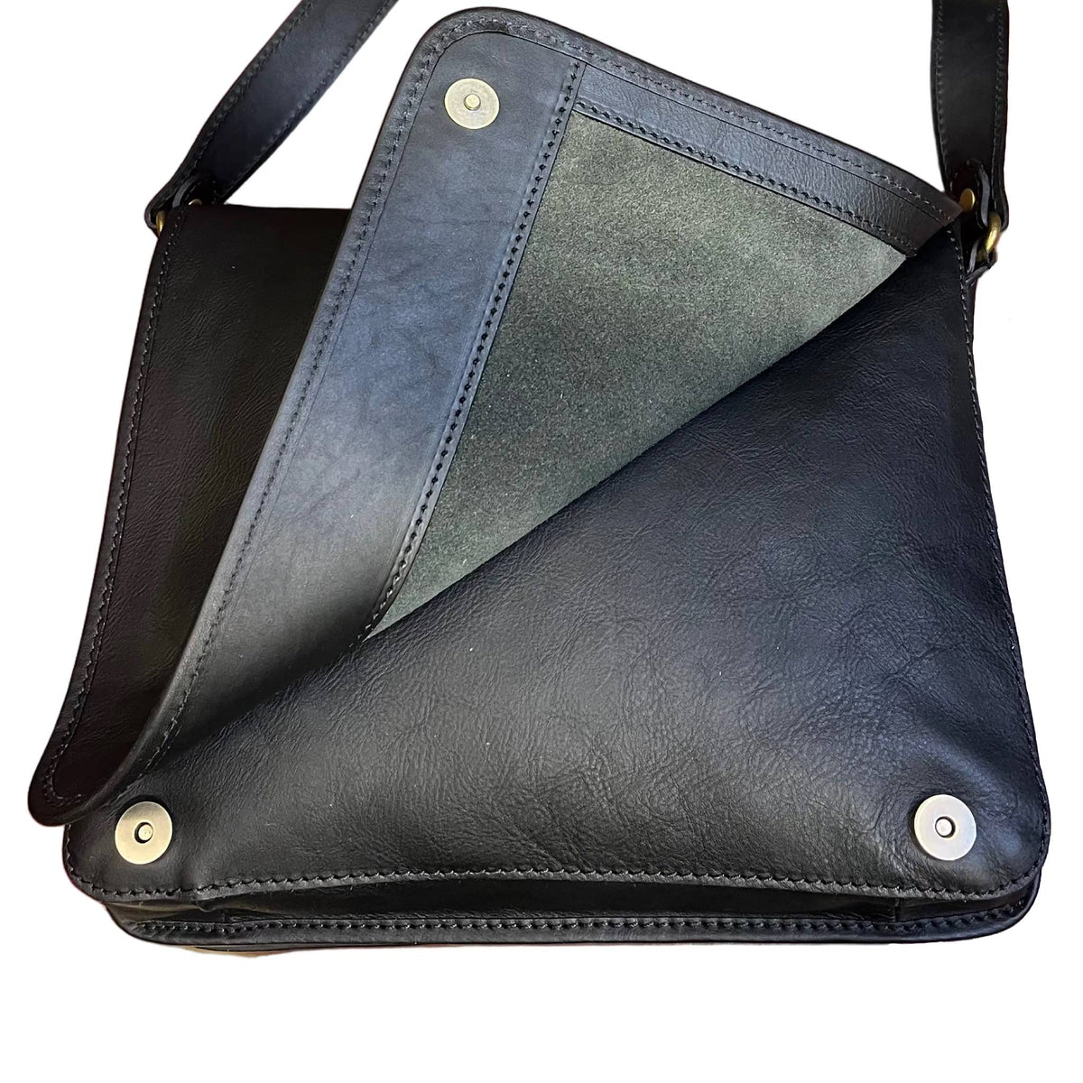 dettagli pattina in cuoio e bottoni magnetici destiny media postino cartella in pelle nera borsa fatta a mano in cuoio made in italy cuoieria italiana®