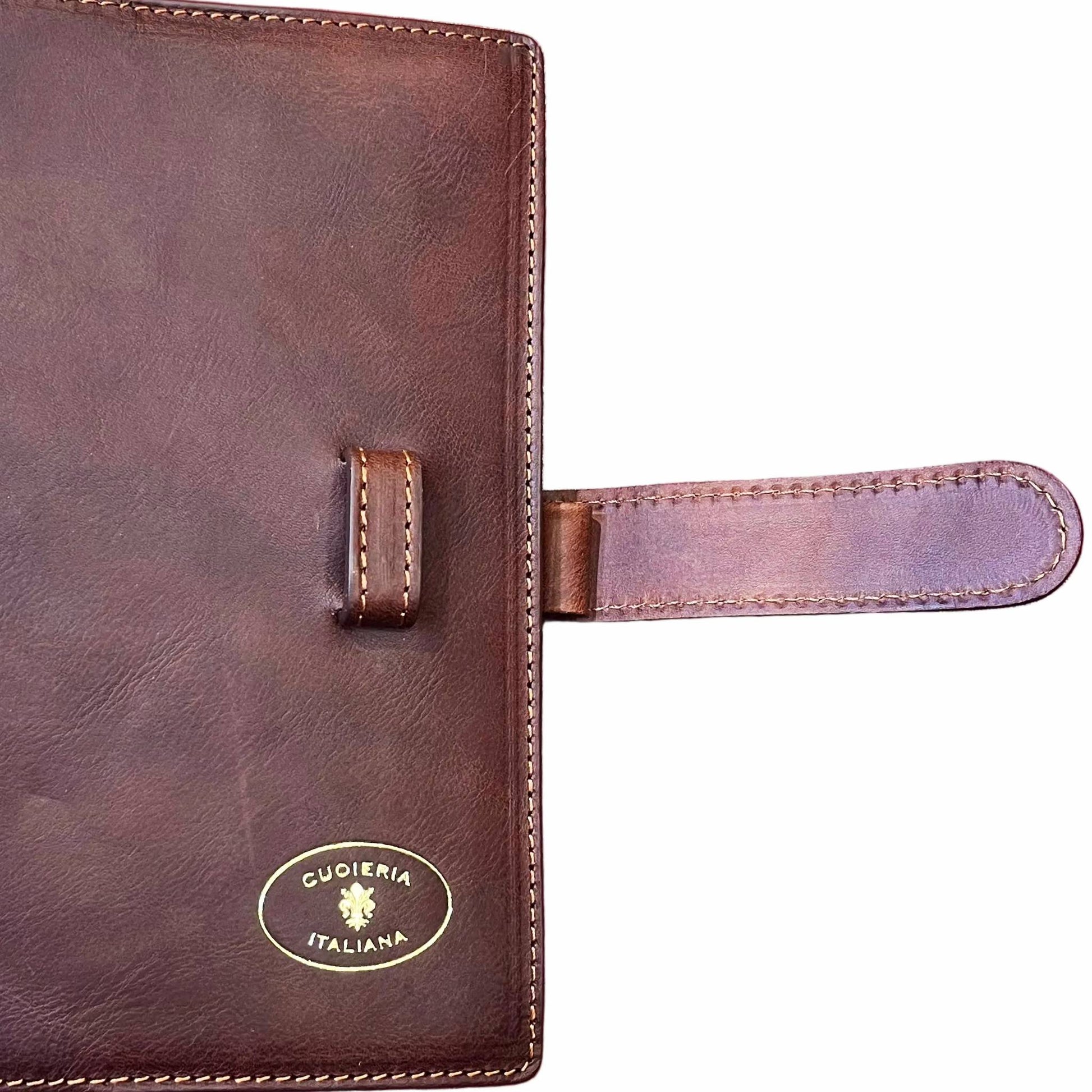 dettagli porta agenda in pelle marrone artigianale accessorio da ufficio made in italy cuoieria italiana