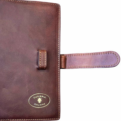 dettagli porta agenda in pelle marrone artigianale accessorio da ufficio made in italy cuoieria italiana