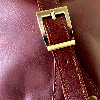 dettagli spallacci zaino classico medio in pelle borsa cacciatore in cuoio artigianale made in italy cuoieria italiana