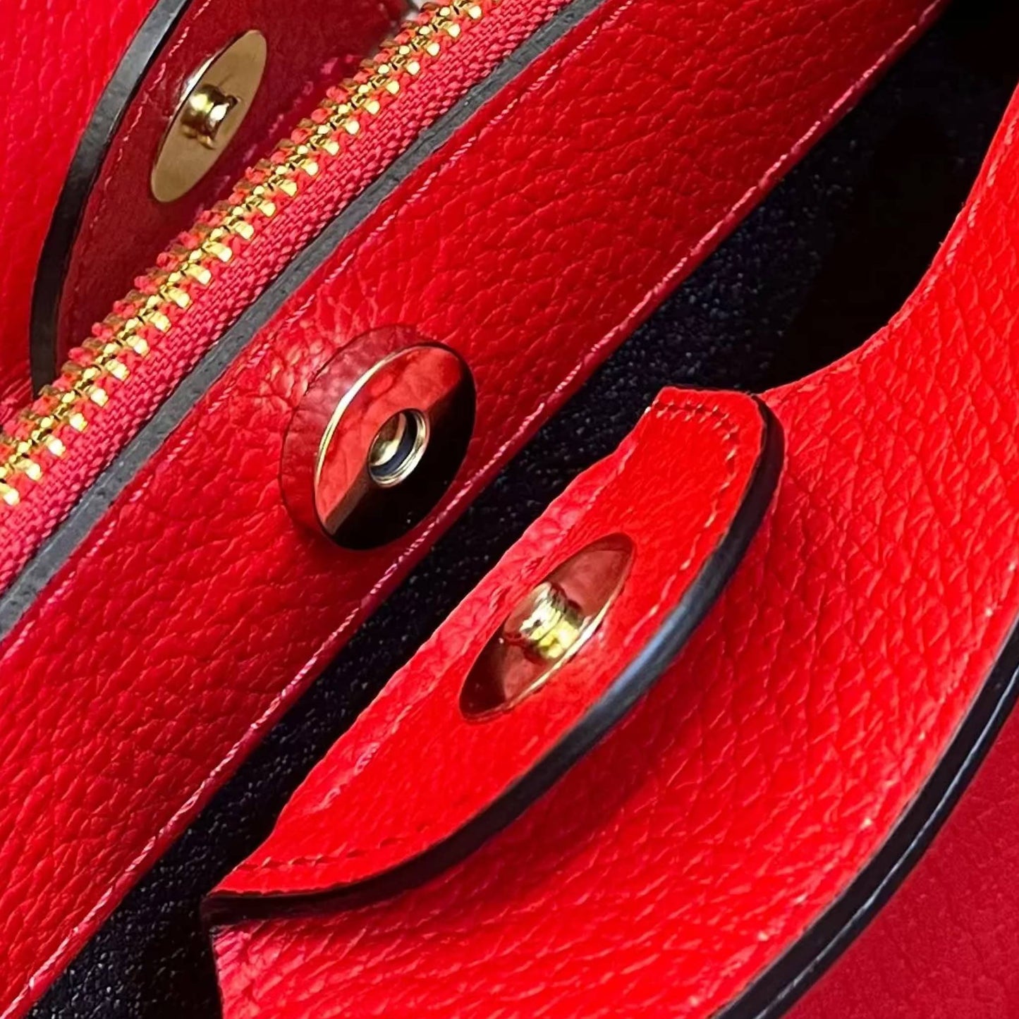 dettagli tasca chiusura magnetica stellaris in vitello martellato rossa borsa a tracolla in pelle da donna artigianale made in Italy cuoieria italiana
