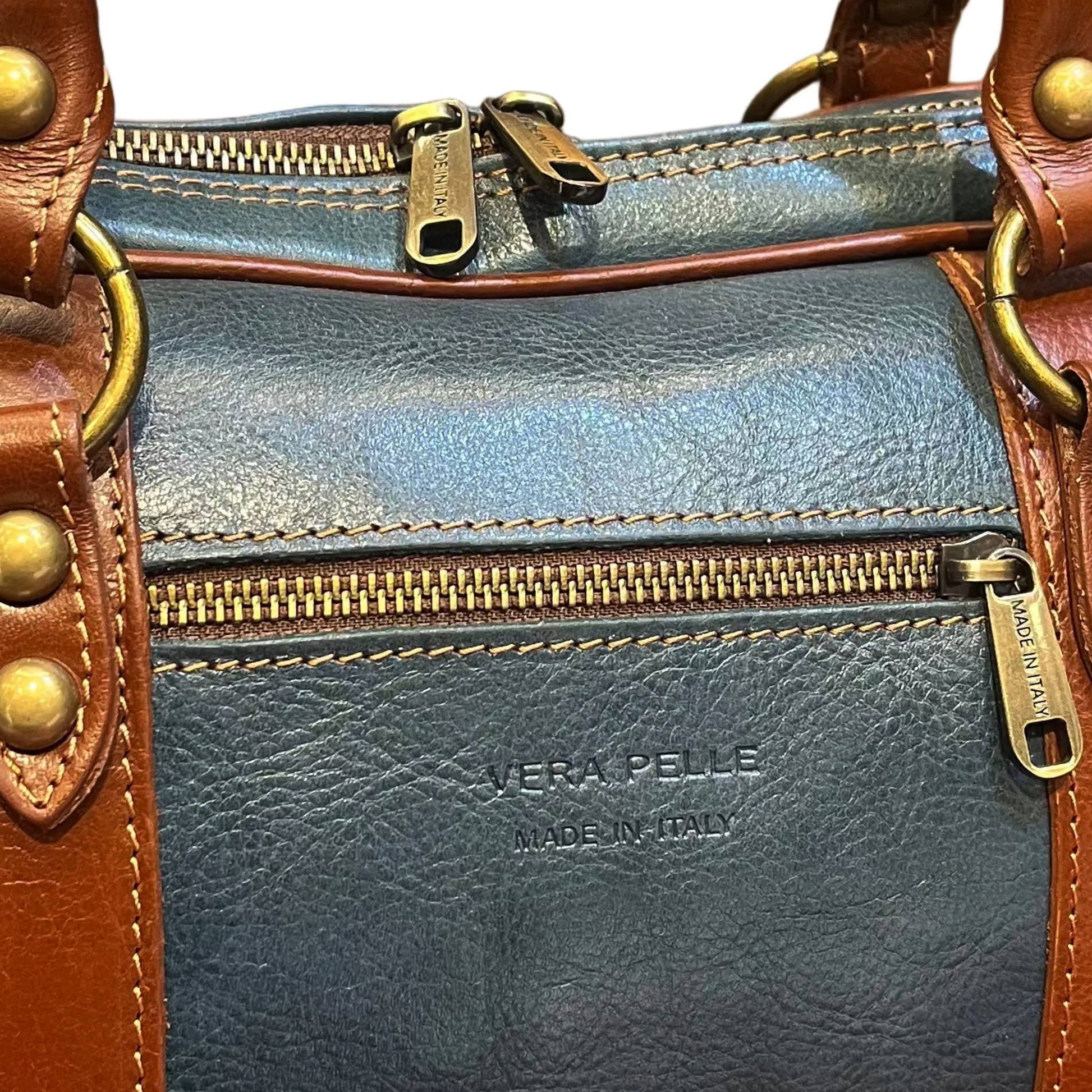 dettagli tasca posteriore cerniera zip metallo nettuno borsa a bauletto in pelle avio e marrone da donna borsa fatta a mano in cuoio made in italy cuoieria italiana