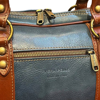 dettagli tasca posteriore cerniera zip metallo nettuno borsa a bauletto in pelle avio e marrone da donna borsa fatta a mano in cuoio made in italy cuoieria italiana