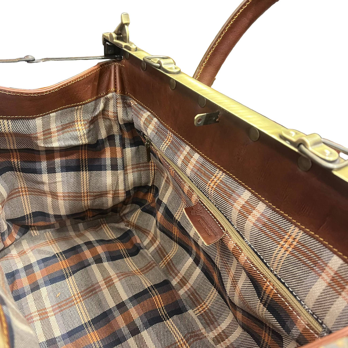 dettagli tasca zip cerniera interna e rifiniture struttura in ferro metallo rivetti atlante bagaglio classico in cuoio borsa da lavoro e viaggio con rinforzo in metallo fatta a mano in pelle marrone made in italy cuoieria italiana®l