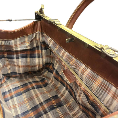 dettagli tasca zip cerniera interna e rifiniture struttura in ferro metallo rivetti atlante bagaglio classico in cuoio borsa da lavoro e viaggio con rinforzo in metallo fatta a mano in pelle marrone made in italy cuoieria italiana®l