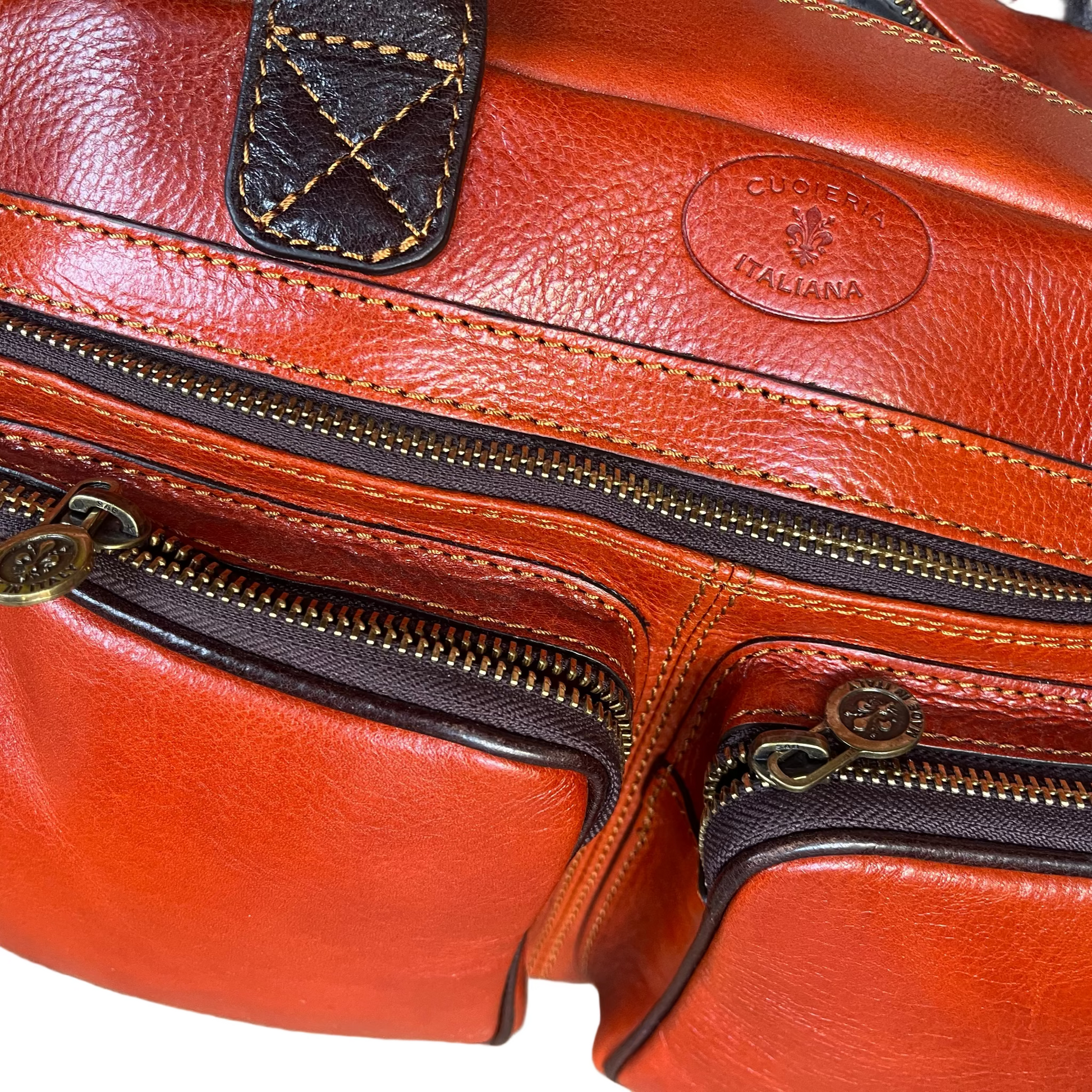 dettagli tasche testuggine borsa cartella arancione da lavoro compatta in pelle artigianale made in italy cuoieria italiana