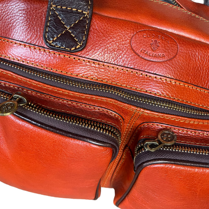 dettagli tasche testuggine borsa cartella arancione da lavoro compatta in pelle artigianale made in italy cuoieria italiana