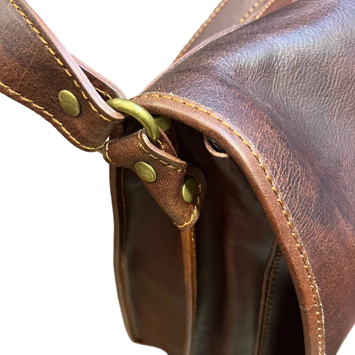 dettagli tracolla in cuoio rivetti borchie anelli in ferro metallo destiny grande postino cartella in pelle marrone borsa fatta a mano in cuoio made in italy cuoieria italiana®