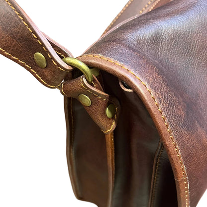 dettagli tracolla in cuoio rivetti borchie anelli in ferro metallo destiny grande postino cartella in pelle marrone borsa fatta a mano in cuoio made in italy cuoieria italiana®