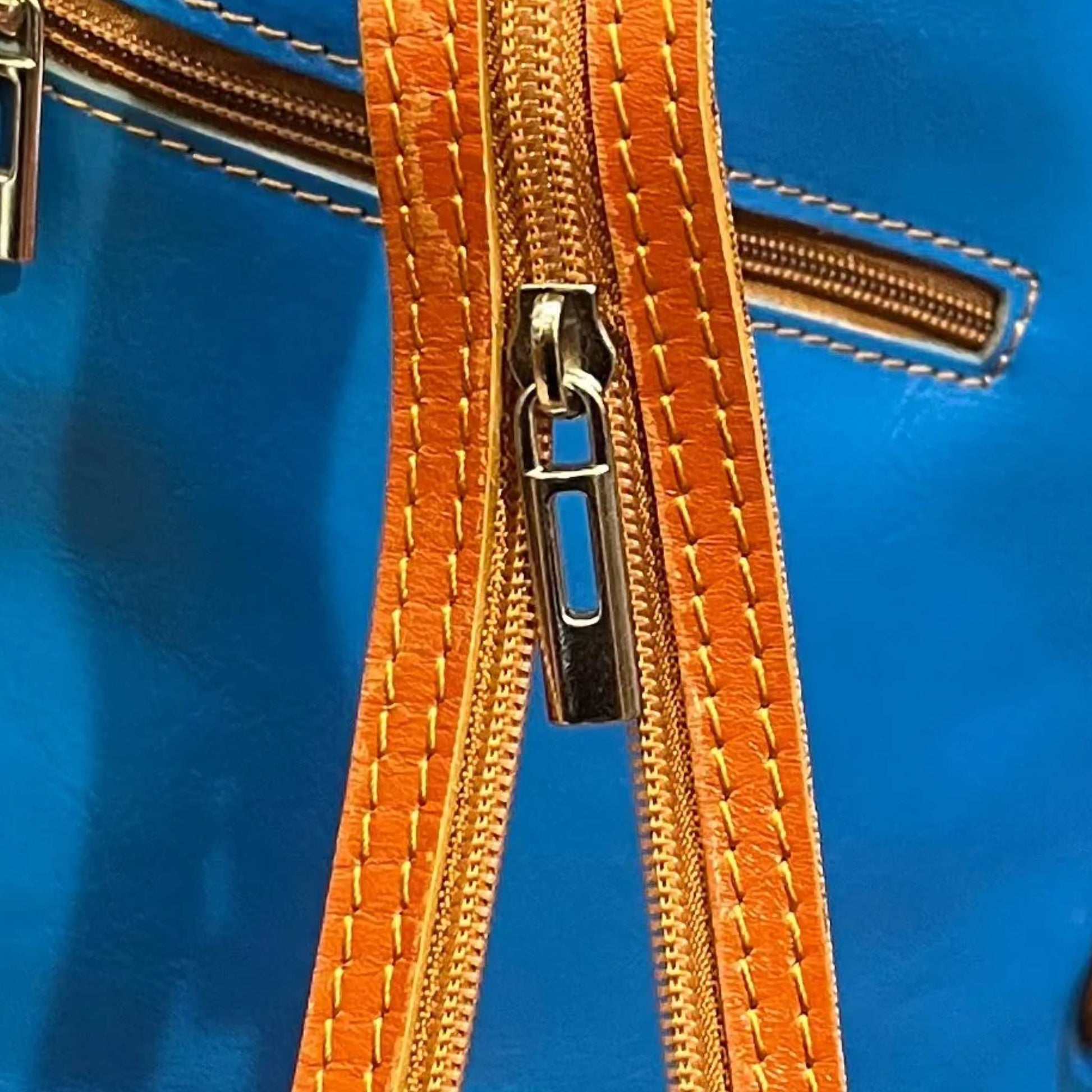 dettagli zaino spallone da donna in vera pelle turchese e tinta cuoio naturale borsa fatta a mano in cuoio made in italy cuoieria italiana