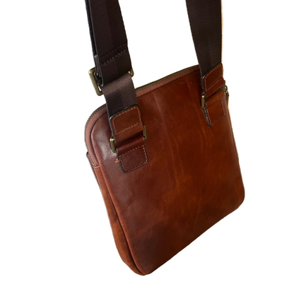dietro Borsello porta tablet in pelle da uomo accessorio In cuoio artigianale Made in Italy Cuoieria Italiana