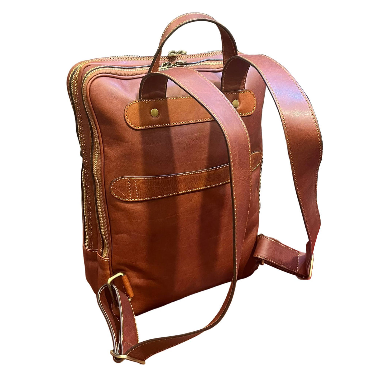 dietro deimos zaino porta pc in pelle marrone mogano zaino compatto fatto a mano in cuoio made in italy cuoieria italiana®