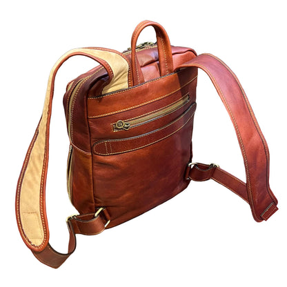 dietro e dettagli sagittarius zaino grande espandibile in pelle marrone mogano borsa in cuoio fatta a mano made in italy cuoieria italiana®