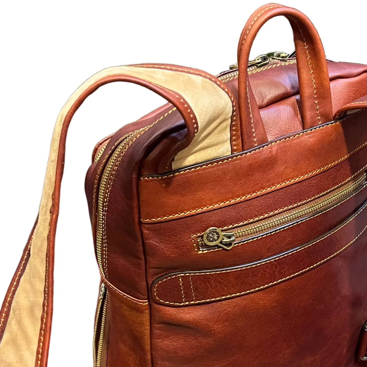 dietro e dettagli spalloni imbottiti cerniera e aggancio trolley sagittarius zaino grande espandibile in pelle marrone mogano borsa in cuoio fatta a mano made in italy cuoieria italiana®