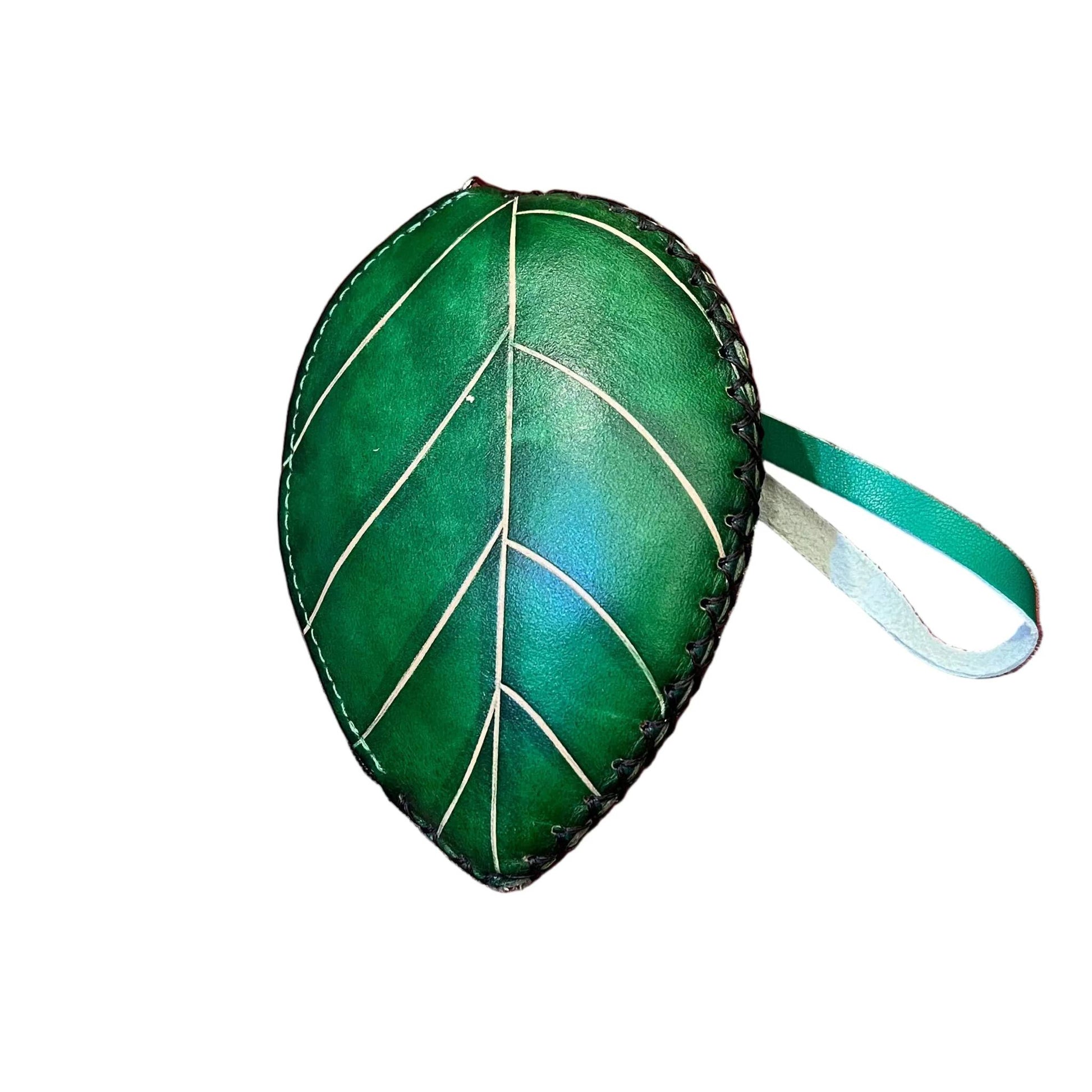 dietro foglia porta chiavi in pelle verde artigianale accessorio in cuoio made in italy cuoieria italiana