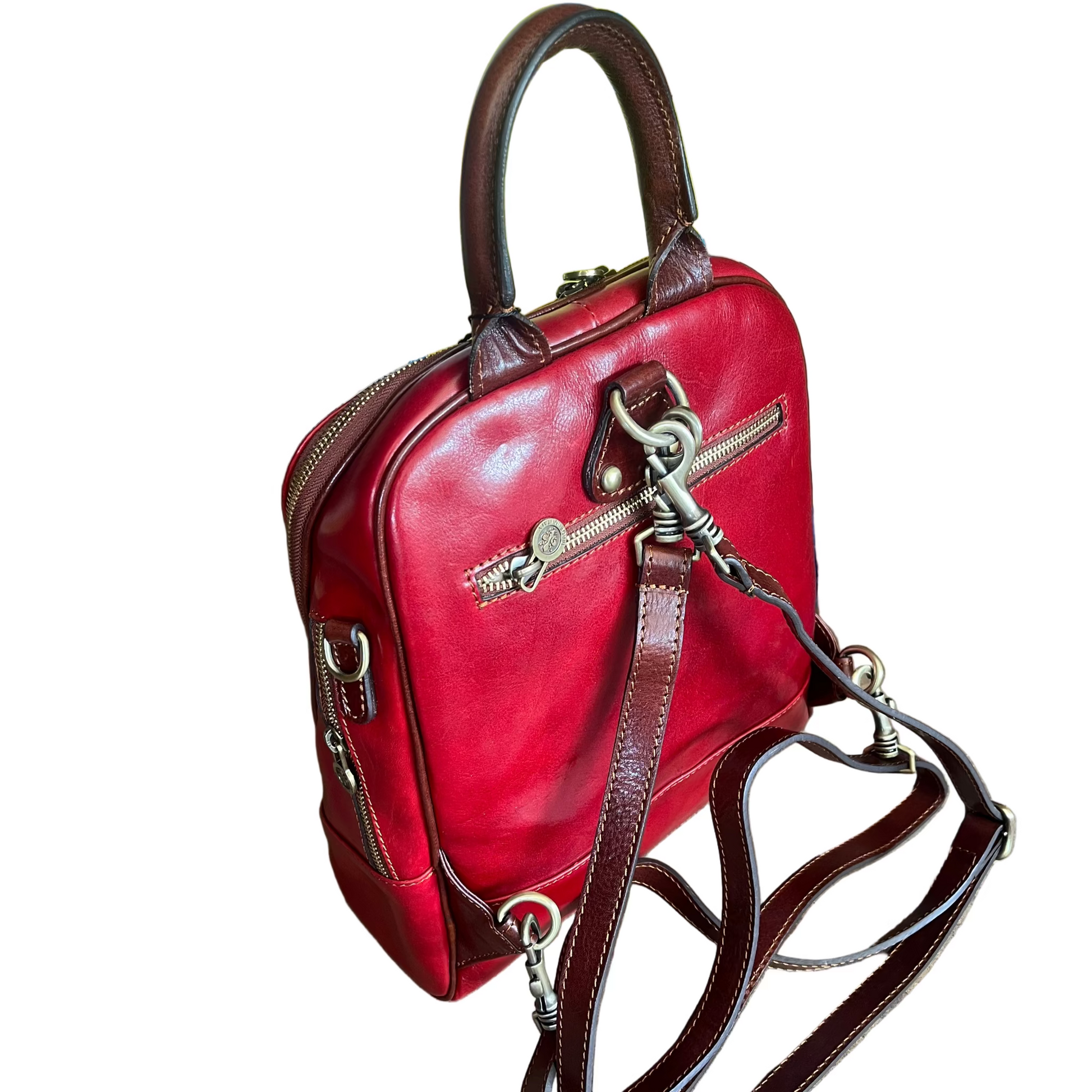 dietro reporter zaino medio compatto in pelle rosso e marrone borsa trasformabile a tracolla in cuoio made in italy cuoieria italiana