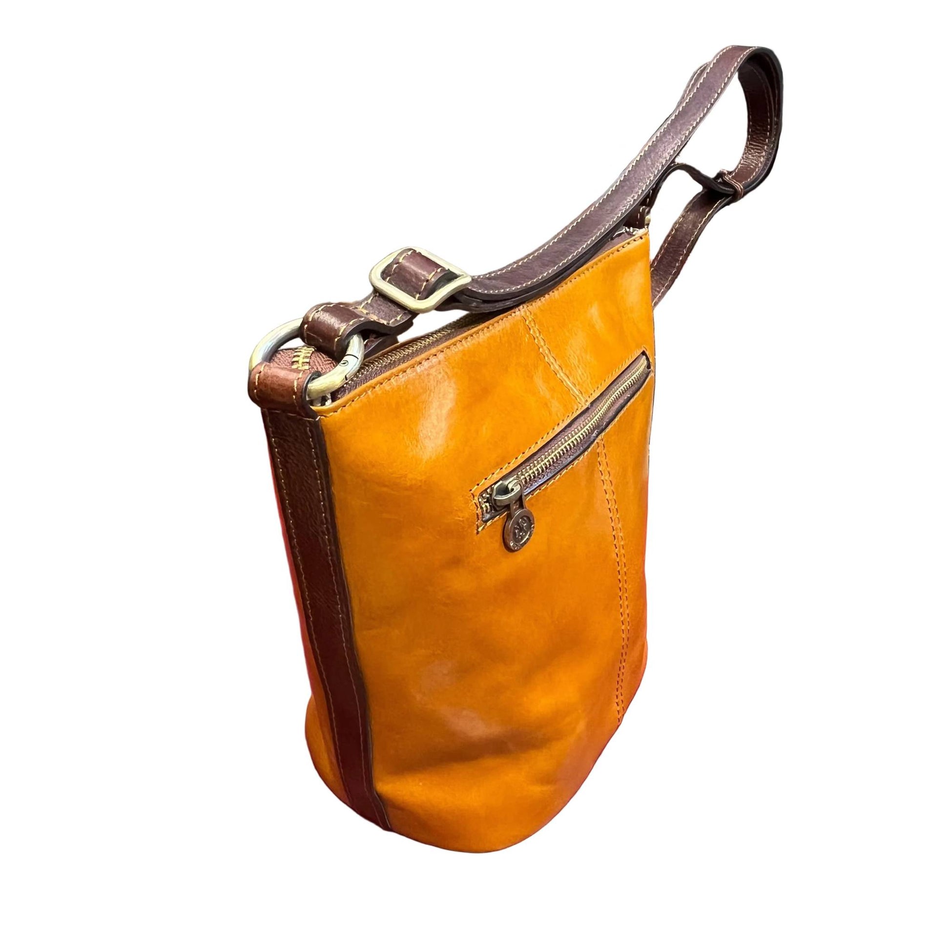 dietro secchiello grande in pelle giallo e marrone borsa a spalla made in italy cuoieria taliana