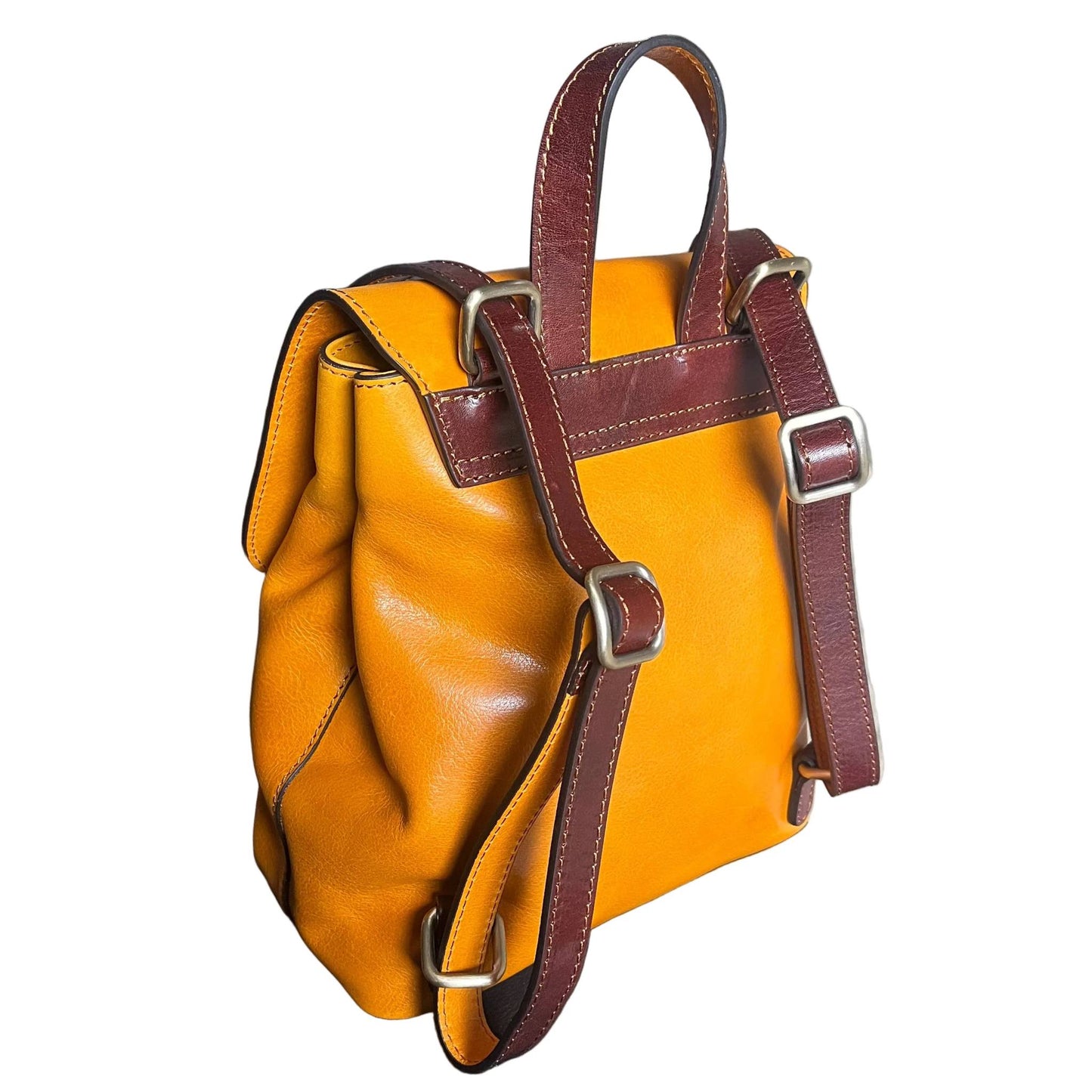 dietro smart zaino compatto in pelle giallo e marrone borsa a tracolla in cuoio made in italy cuoieria italiana