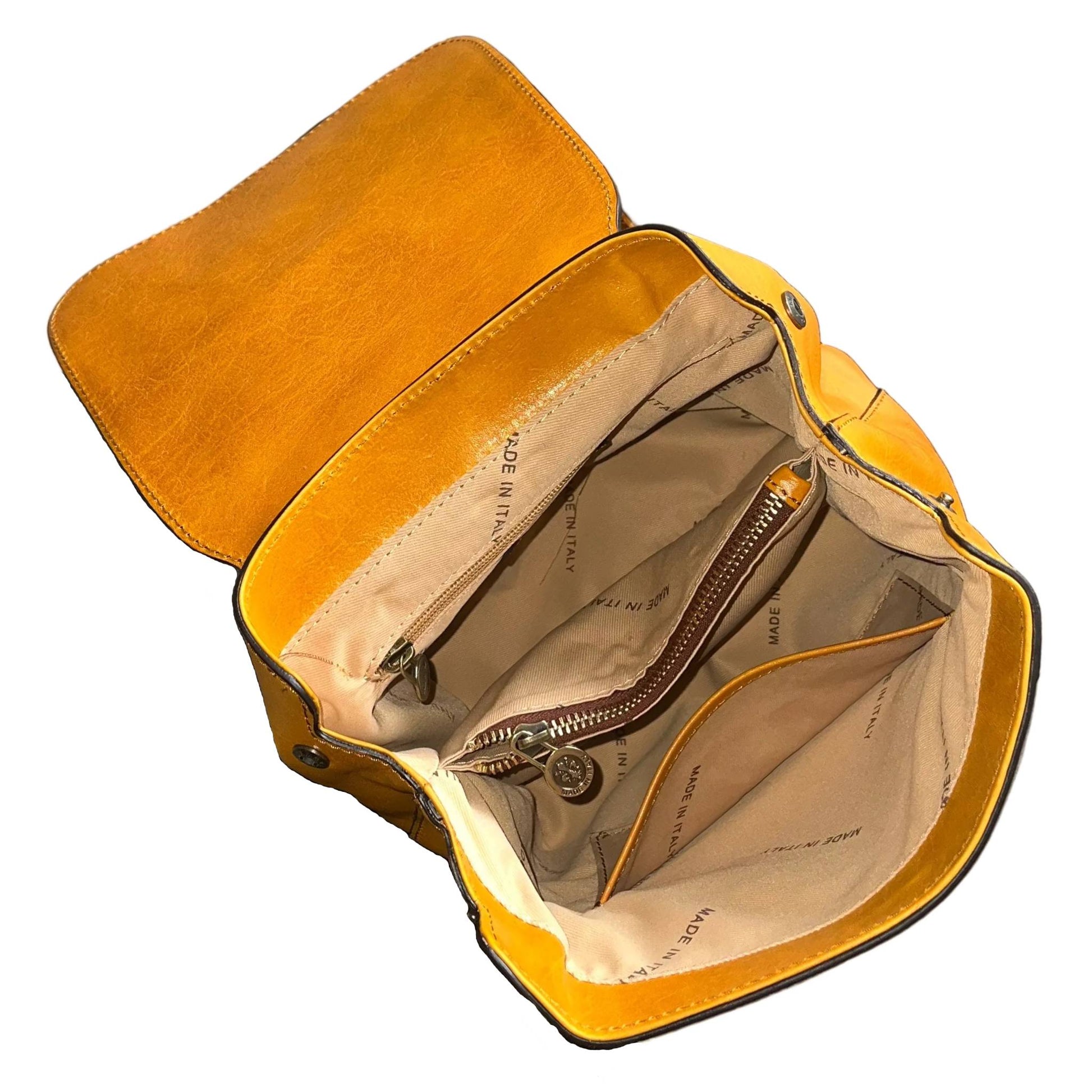 interno scomparti e tasche smart zaino compatto in pelle giallo e marrone borsa a tracolla in cuoio made in italy cuoieria italiana
