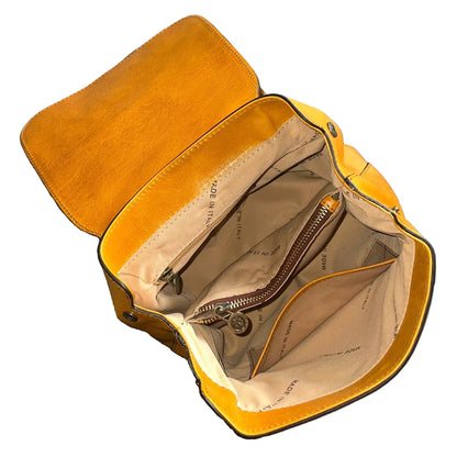 interno scomparti e tasche smart zaino compatto in pelle giallo e marrone borsa a tracolla in cuoio made in italy cuoieria italiana